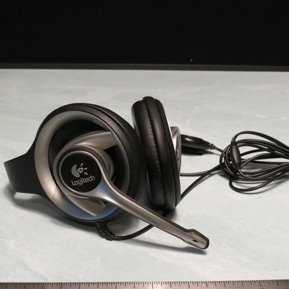 Logitech Gaming Headset with Mic.  3.5mm Jack Connection - Picture 2 of 3